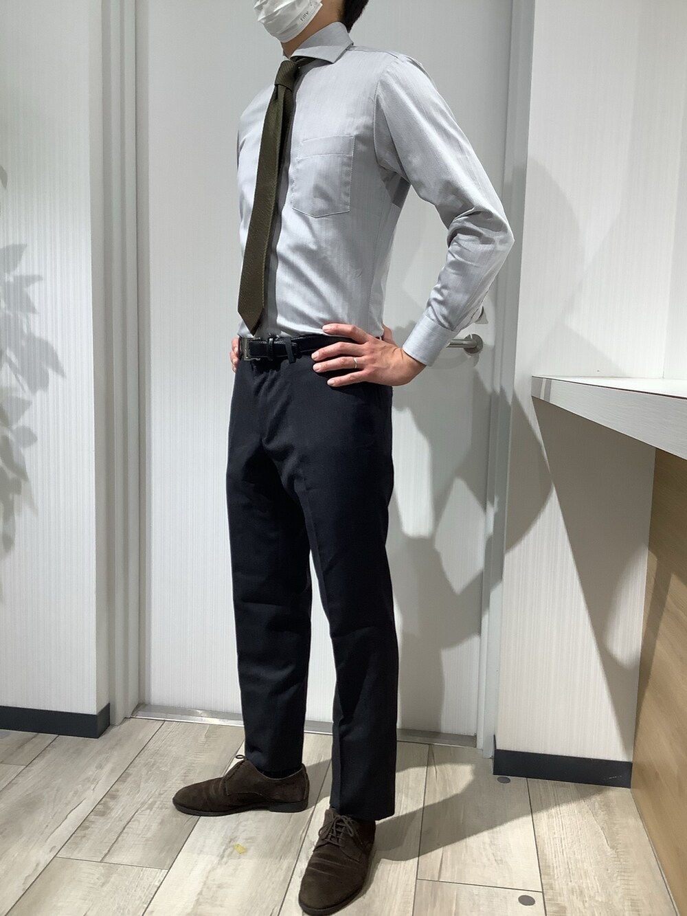 グレー系のビジネスシャツ、その他のネクタイを着用したメンズの秋コーディネートの5枚目の写真