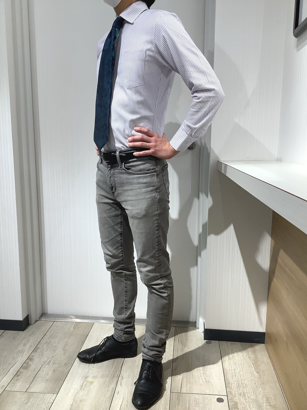 その他のネクタイ、パープル系のビジネスシャツを着用したメンズの春コーディネートの5枚目の写真