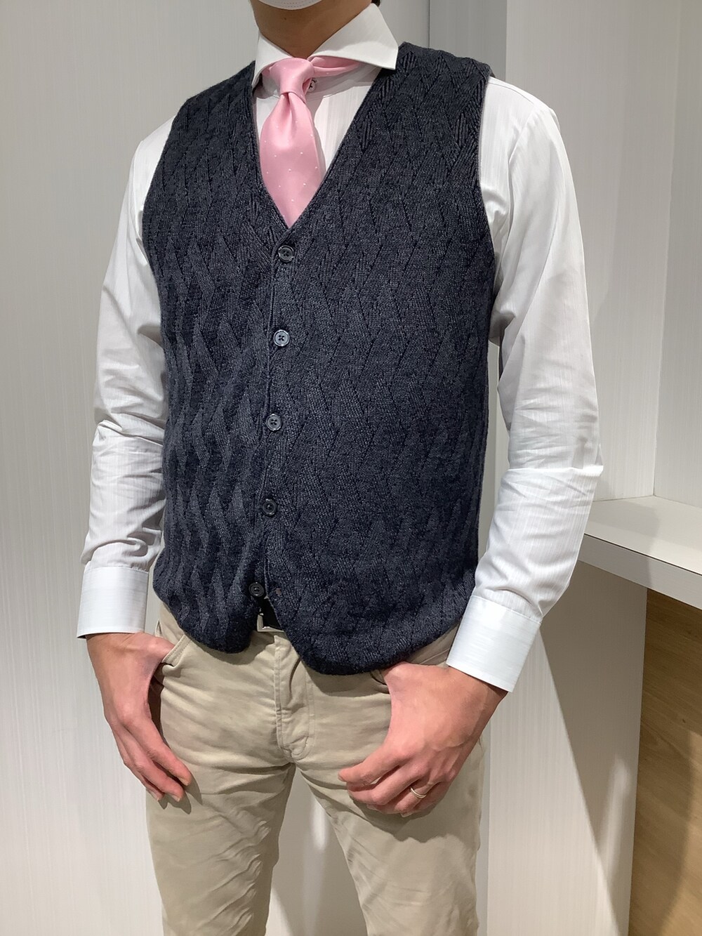 「ビジネススタイル、シャツ好き集まれ、シンプルコーデ、きれいめ、東京シャツ、シャツスタイル、BRICK HOUSE by Tokyo Shirts、ファッションを楽しもう、レイヤードスタイル、ニット、冬コーデ、フォーマル、あったかコーデ、ピンク、メンズコーデ」｜「TOKYO SHIRTSのCOOLMAX ネクタイ（ネクタイ、その他）」を使った、TOKYO SHIRTS OUTLET 福岡マリノアシティ店さん（メンズ・172cm）の冬コーディネートの4枚目の写真