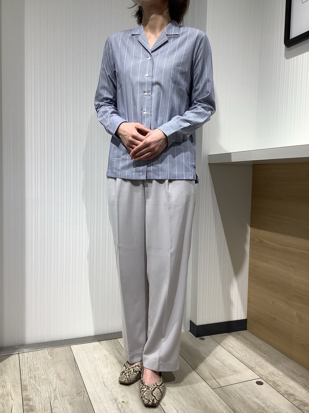 ブルー系のビジネスシャツを着用したレディースの春コーディネートの2枚目の写真