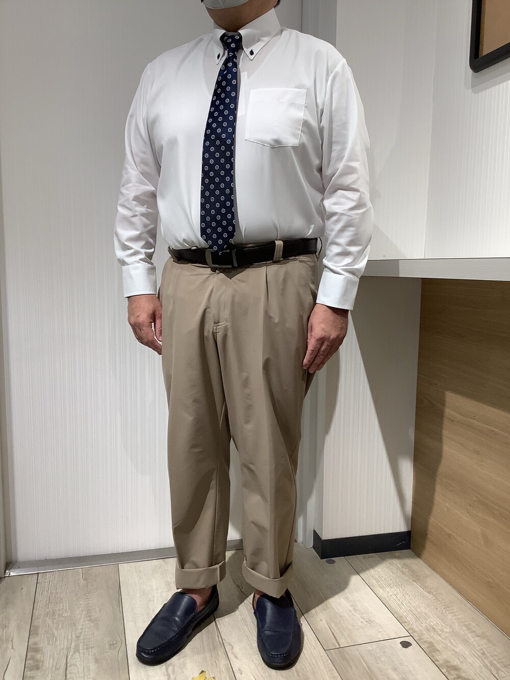ホワイト系のビジネスシャツ、ブルー系のネクタイを着用したメンズの夏コーディネートの3枚目の写真
