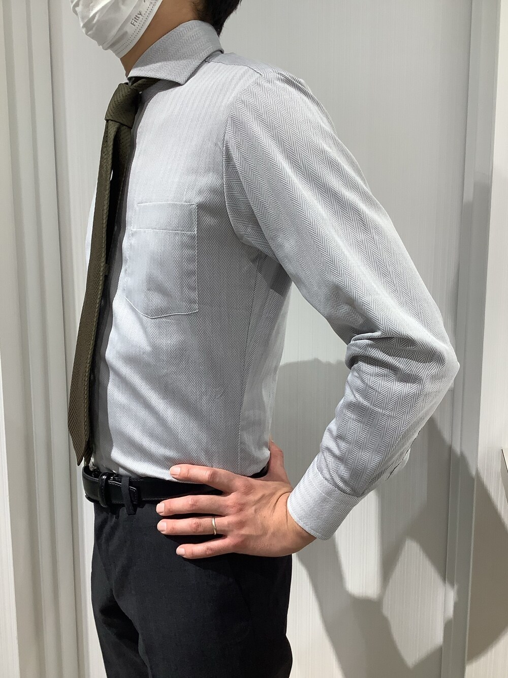 グレー系のビジネスシャツ、その他のネクタイを着用したメンズの秋コーディネートの6枚目の写真