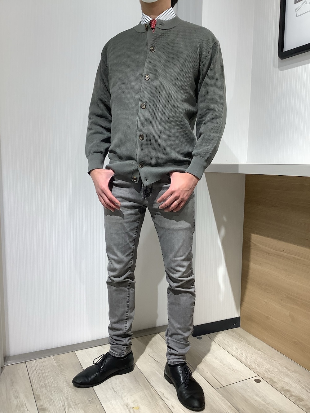 グリーン系のカーディガン/ボレロ、ブルー系のビジネスシャツ、レッド系のネクタイを着用したメンズの冬コーディネートの3枚目の写真