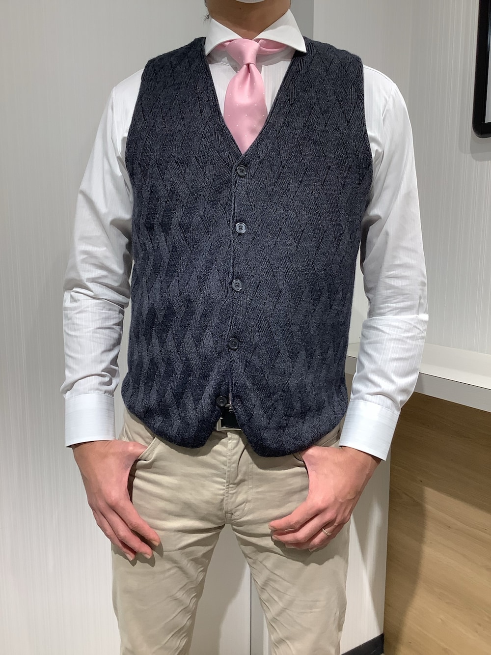 「ビジネススタイル、シャツ好き集まれ、シンプルコーデ、きれいめ、東京シャツ、シャツスタイル、BRICK HOUSE by Tokyo Shirts、ファッションを楽しもう、レイヤードスタイル、ニット、冬コーデ、フォーマル、あったかコーデ、ピンク、メンズコーデ」｜「TOKYO SHIRTSのCOOLMAX ネクタイ（ネクタイ、その他）」を使った、TOKYO SHIRTS OUTLET 福岡マリノアシティ店さん（メンズ・172cm）の冬コーディネートの2枚目の写真