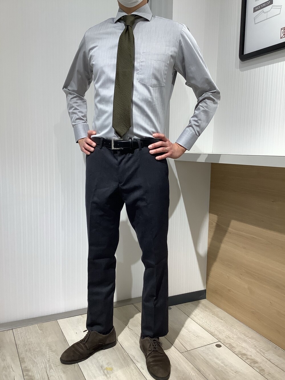 グレー系のビジネスシャツ、その他のネクタイを着用したメンズの秋コーディネートの3枚目の写真