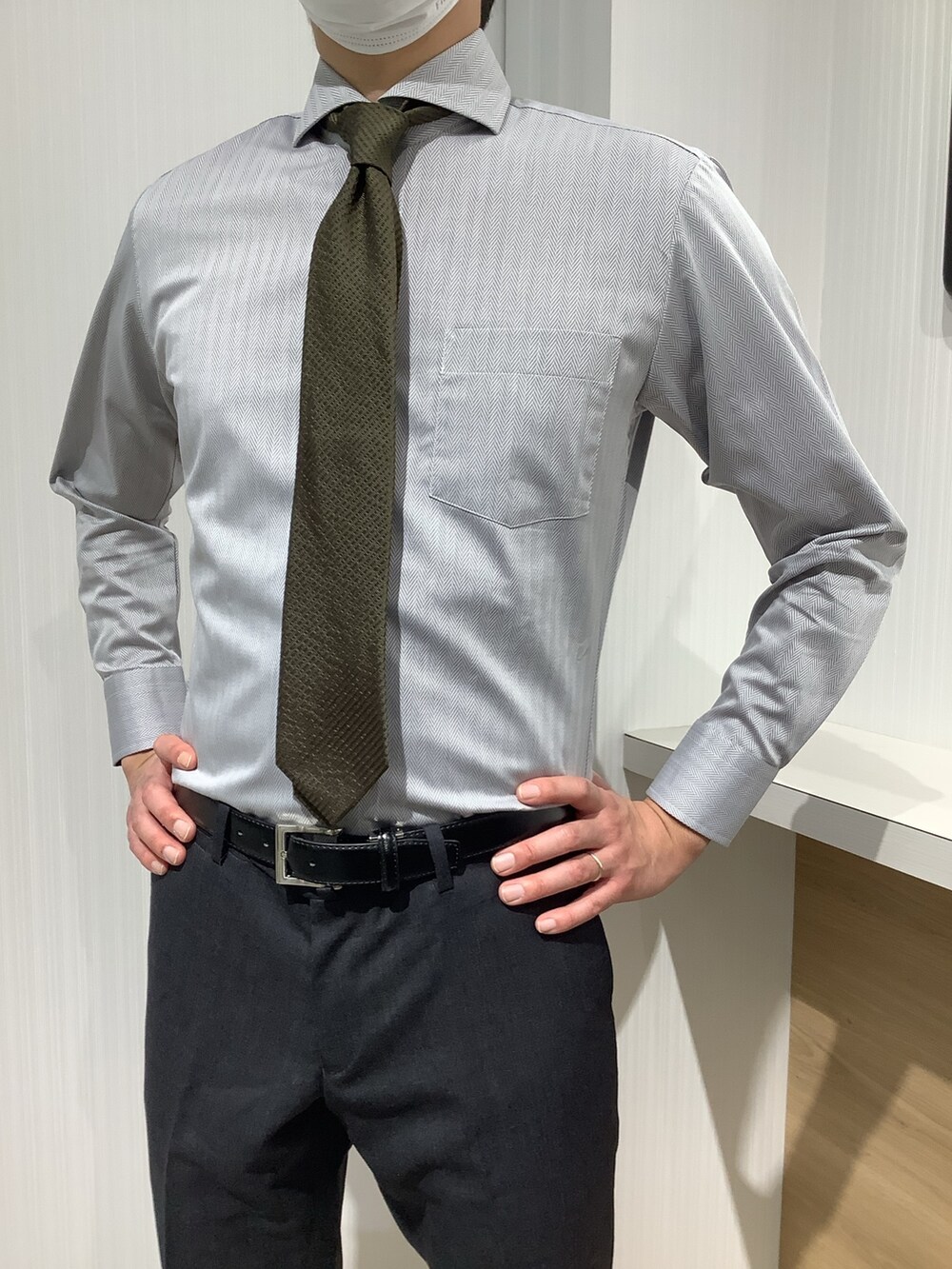 グレー系のビジネスシャツ、その他のネクタイを着用したメンズの秋コーディネートの4枚目の写真