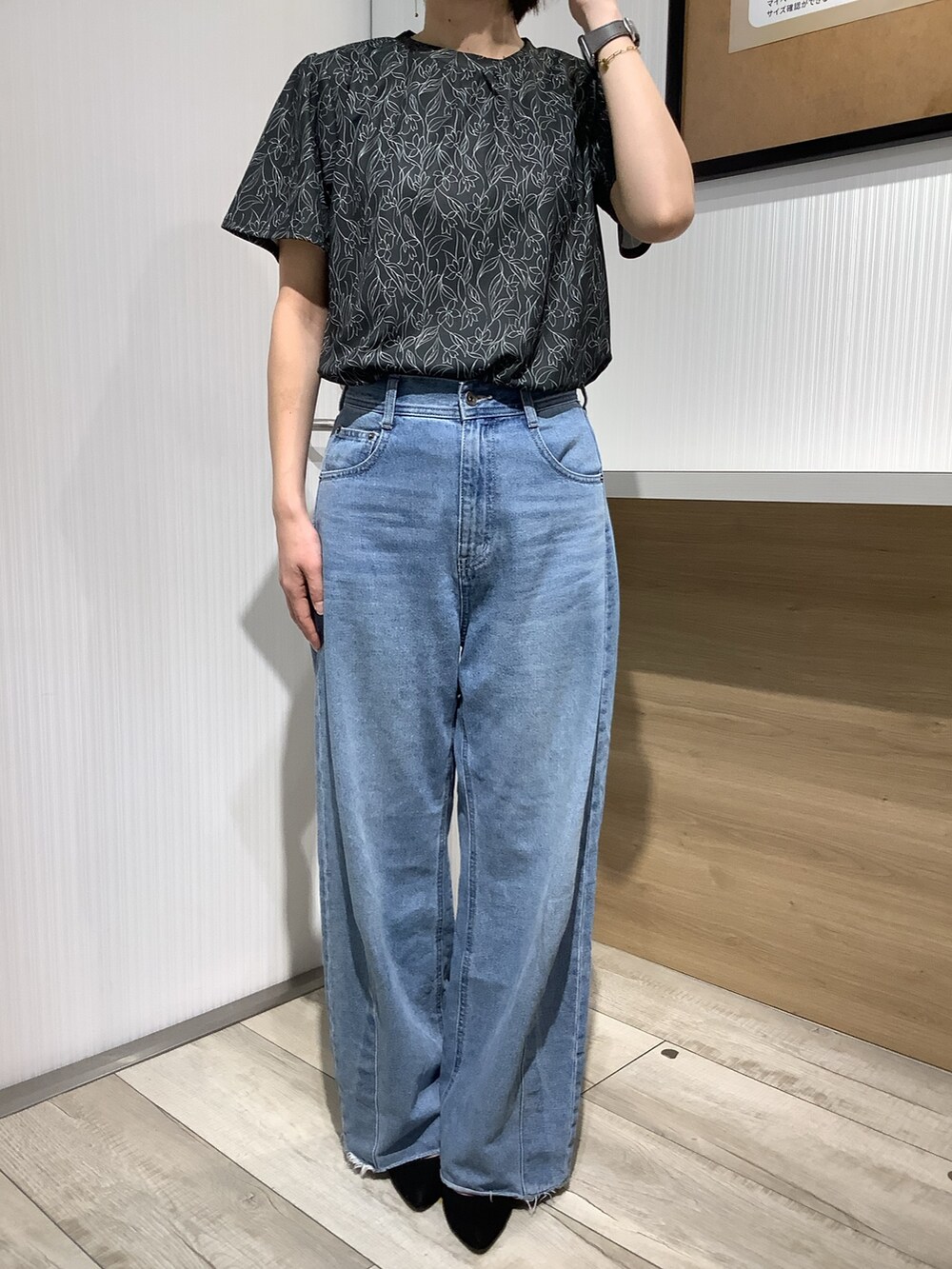 ブラック系のシャツ/ブラウスを着用したレディースの夏コーディネートの3枚目の写真