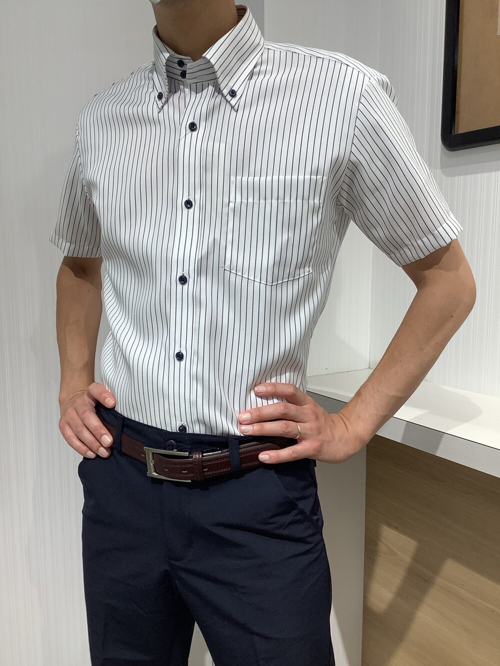 ブルー系のビジネスシャツを着用したメンズの夏コーディネートの4枚目の写真