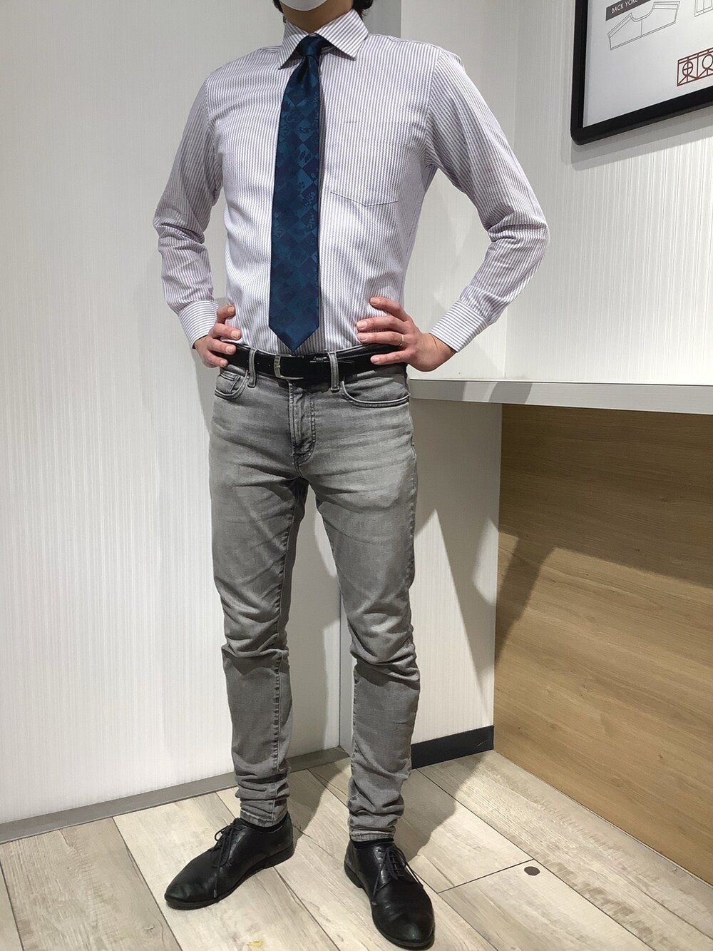 その他のネクタイ、パープル系のビジネスシャツを着用したメンズの春コーディネートの3枚目の写真