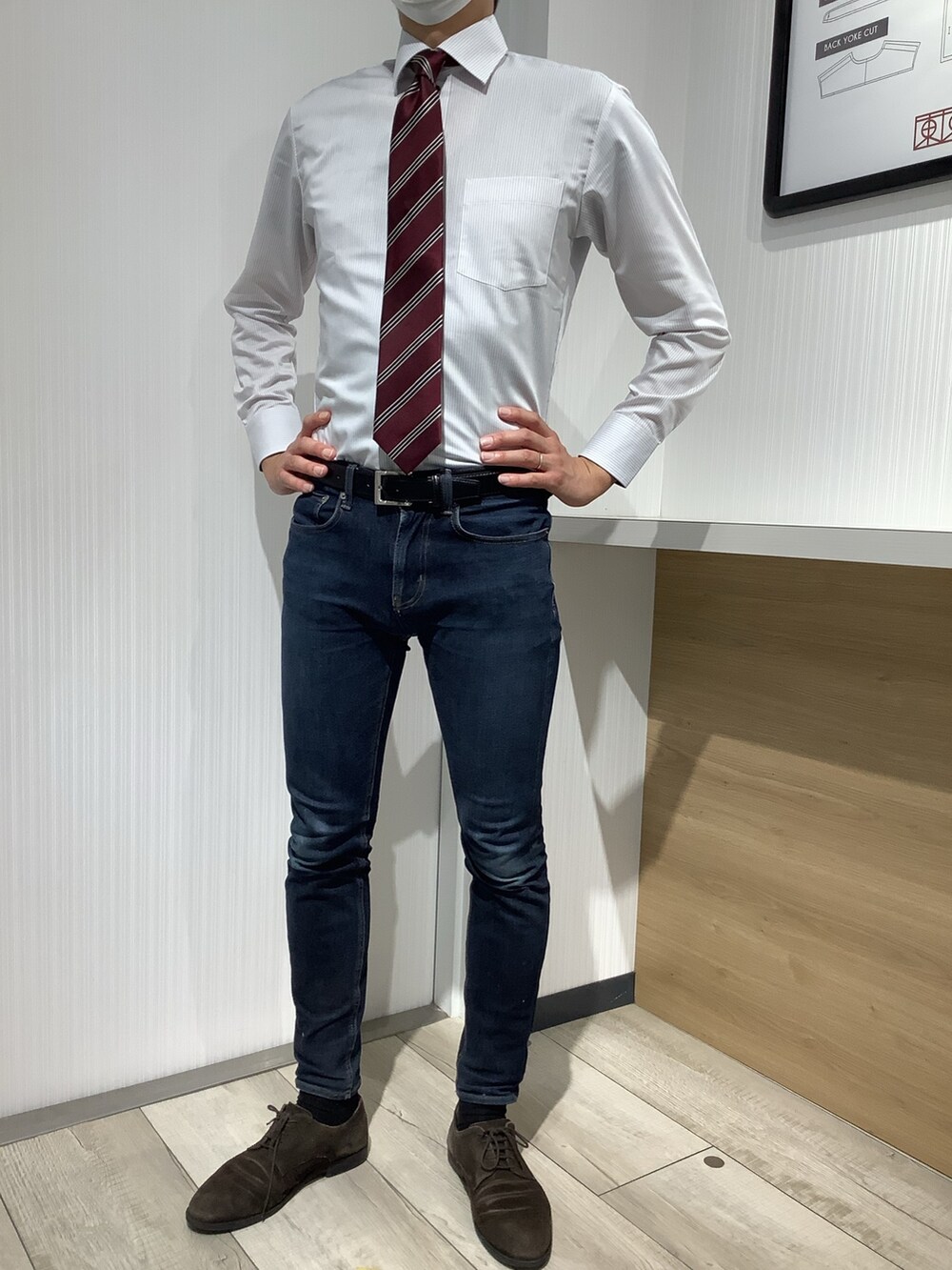 グレー系のビジネスシャツ、その他のネクタイを着用したメンズの秋コーディネートの3枚目の写真