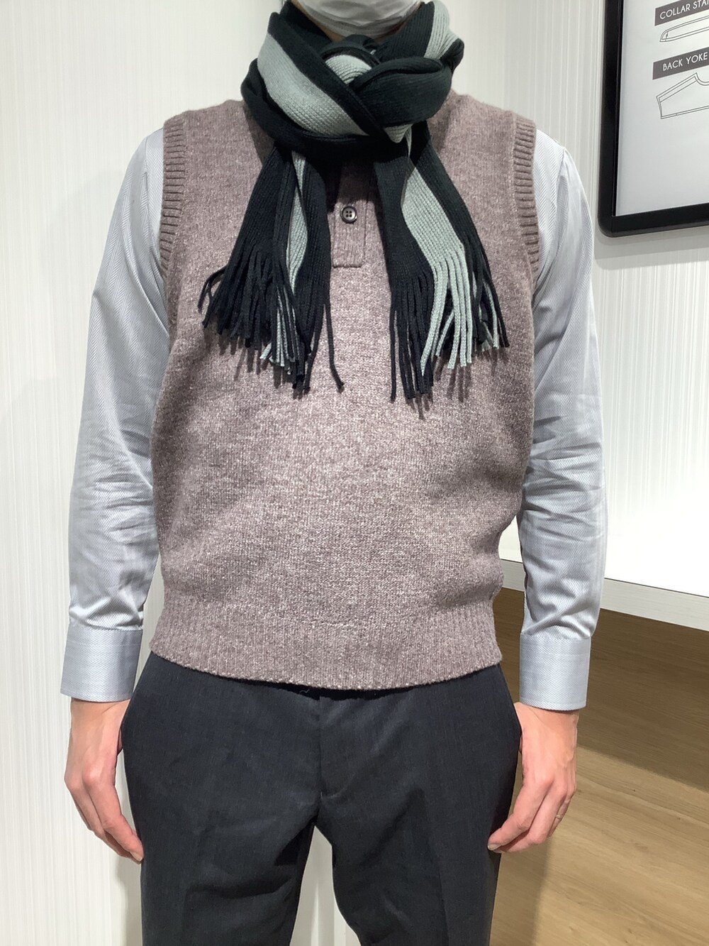 ブラウン系のベスト、グレー系のビジネスシャツ、グレー系のマフラーを着用したメンズの秋コーディネートの2枚目の写真