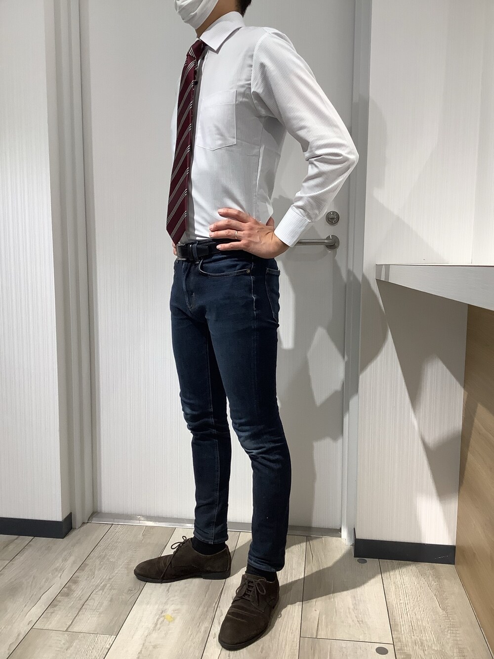 グレー系のビジネスシャツ、その他のネクタイを着用したメンズの秋コーディネートの5枚目の写真