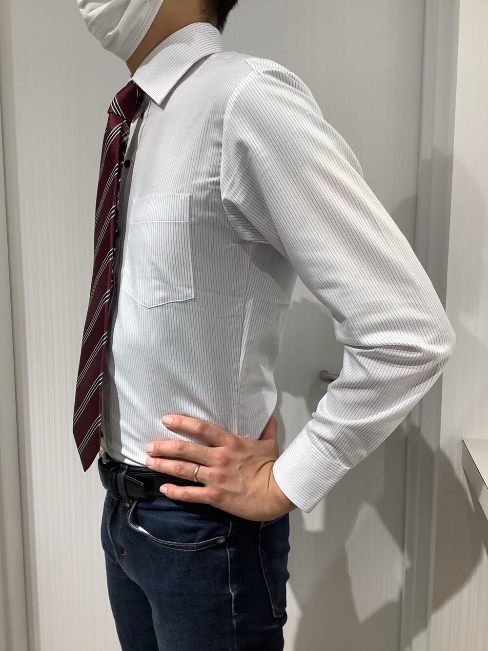 グレー系のビジネスシャツ、その他のネクタイを着用したメンズの秋コーディネートの6枚目の写真