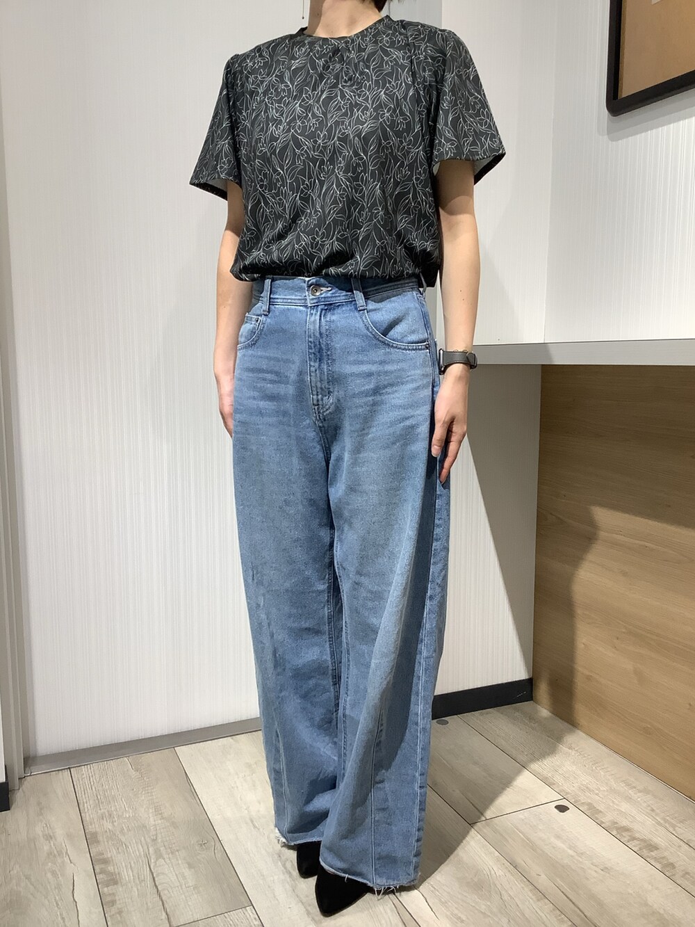 ブラック系のシャツ/ブラウスを着用したレディースの夏コーディネートの4枚目の写真