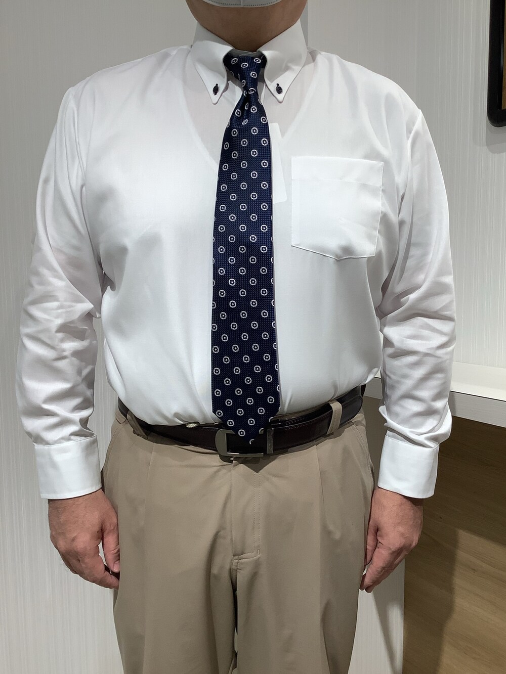 ホワイト系のビジネスシャツ、ブルー系のネクタイを着用したメンズの夏コーディネートの2枚目の写真