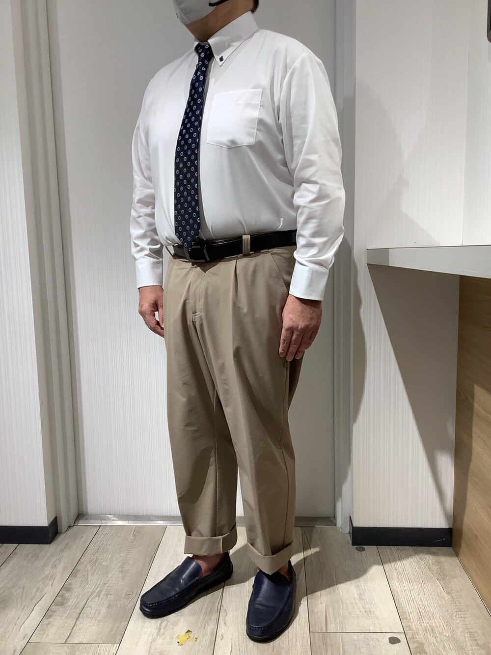 ホワイト系のビジネスシャツ、ブルー系のネクタイを着用したメンズの夏コーディネートの5枚目の写真