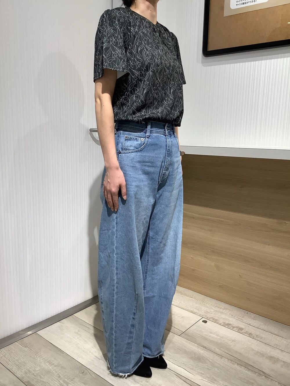 ブラック系のシャツ/ブラウスを着用したレディースの夏コーディネートの5枚目の写真