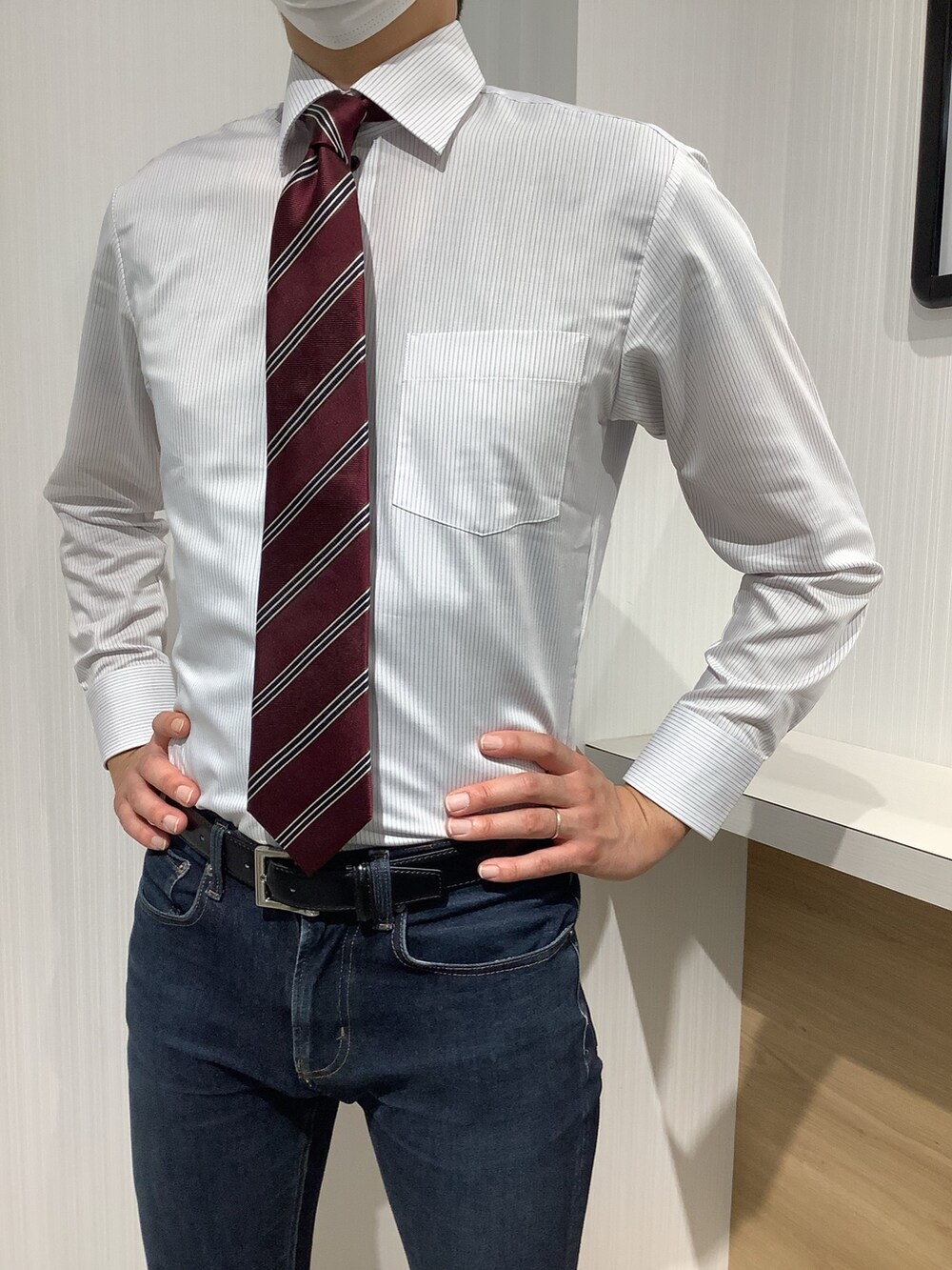 グレー系のビジネスシャツ、その他のネクタイを着用したメンズの秋コーディネートの4枚目の写真