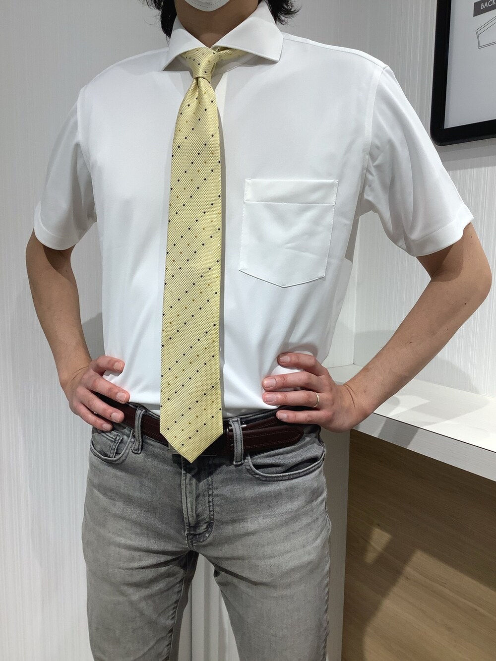イエロー系のネクタイ、ホワイト系のビジネスシャツを着用したメンズの夏コーディネートの4枚目の写真