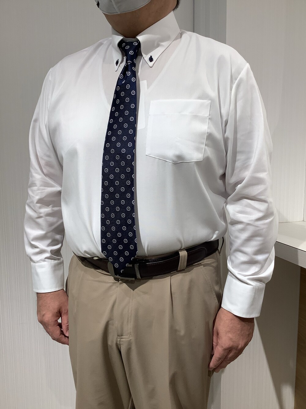 ホワイト系のビジネスシャツ、ブルー系のネクタイを着用したメンズの夏コーディネートの4枚目の写真
