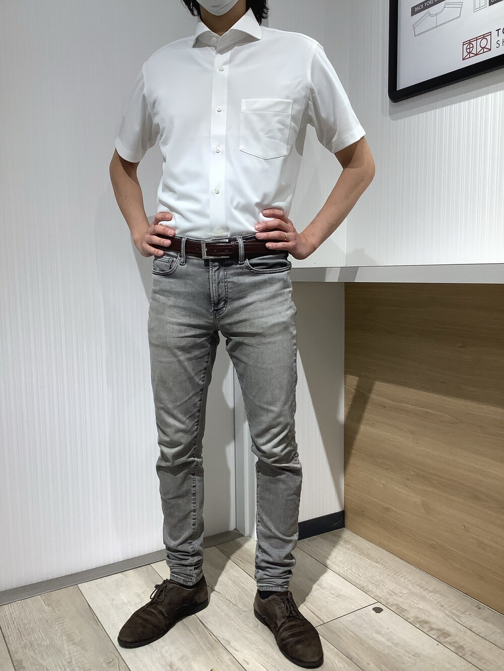 ホワイト系のビジネスシャツを着用したメンズの夏コーディネートの3枚目の写真