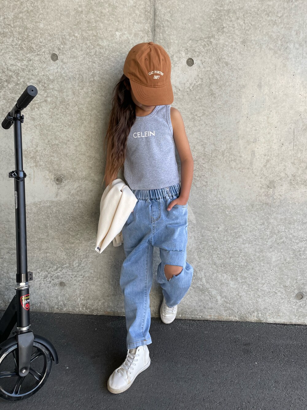 「ごきげんウィーク、シンプルコーデ、ハイカットスニーカー、プチプラコーデ、カジュアルコーデ、春コーデ、女の子、メンズライク、キッズコーデ、キッズファッション、休日スタイル、ストリート、シンプル、いいね、save、フォローお願いします🤑、デニム」｜「select shop mouのアイテム（キャップ、ブラウン系）」を使った、𝚛𝚢𝚞☺︎𝚗𝚊𝚗𝚘さん（キッズ・126cm）の春コーディネートの2枚目の写真