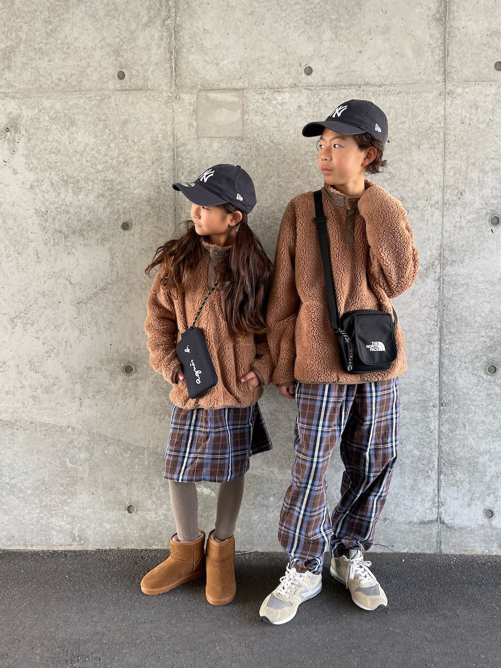 「スカート、カジュアルコーデ、チェック、GU、UNIQLO、冬コーデ、フリース、ワントーンコーデ、ビッグシルエット、ブーツ、ムートンブーツ、サロペット、シンプルコーデ、キッズコーデ、シェフパンツ」｜「NEW ERAの【NEW ERA】ニューエラ キャップ 9TWENTY MLB NY YANKEES BIG LOGO CAP ニューヨークヤンキース（キャップ、ブルー系）」を使った、𝚛𝚢𝚞☺︎𝚗𝚊𝚗𝚘さん（キッズ・128cm）の冬コーディネートの3枚目の写真