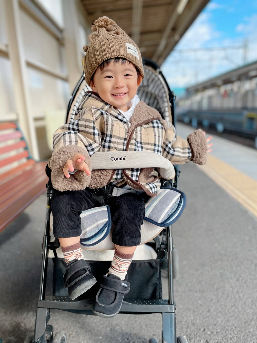 ブラウン系のジャケット/アウター、その他のパーカー、ブラック系のシューズを着用したキッズの冬コーディネートの2枚目の写真