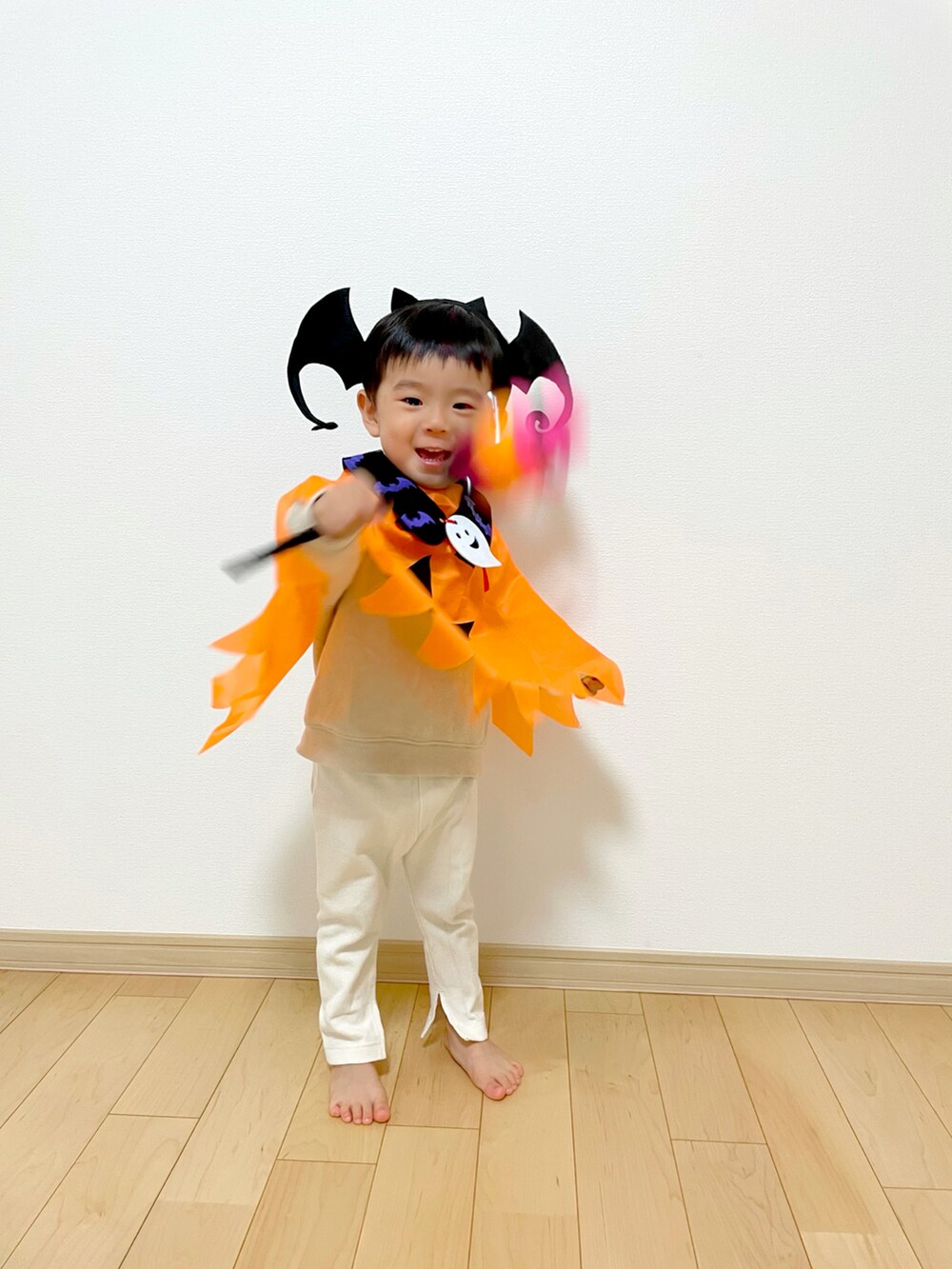 「wearhalloween2021、キッズファッション、男の子コーデ、カボチャコーデ🎃、ハロウィンコーデ、ハロウィン 仮装、ハロウィンカラー、むすこーで、2歳」｜「UNIQLOのBABY レギンス（リブ・スリット・9分丈）（その他ベビー用品、ホワイト系）」を使った、soracyoさん（キッズ・80cm）の秋コーディネートの5枚目の写真