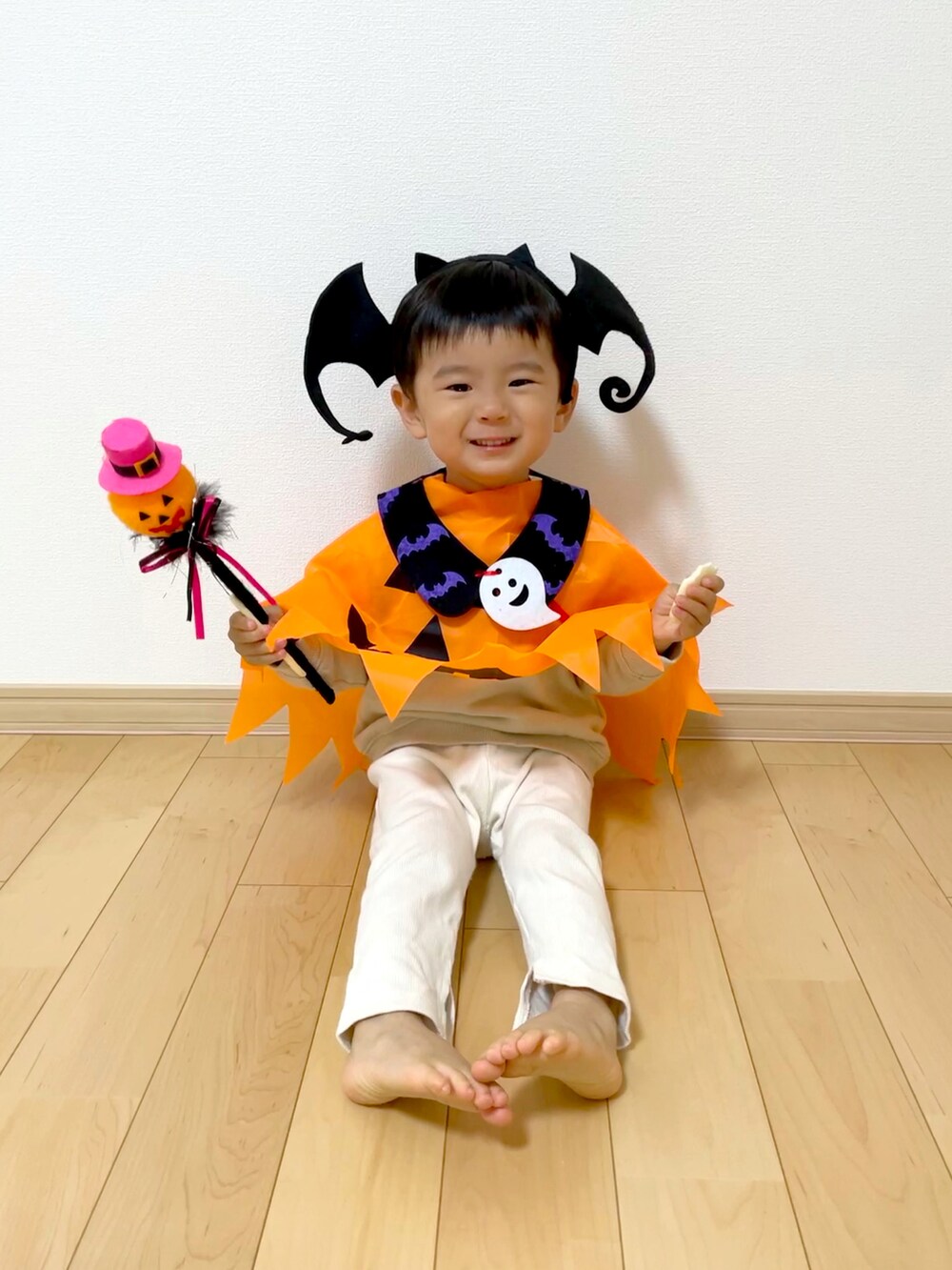 「wearhalloween2021、キッズファッション、男の子コーデ、カボチャコーデ🎃、ハロウィンコーデ、ハロウィン 仮装、ハロウィンカラー、むすこーで、2歳」｜「UNIQLOのBABY レギンス（リブ・スリット・9分丈）（その他ベビー用品、ホワイト系）」を使った、soracyoさん（キッズ・80cm）の秋コーディネートの2枚目の写真
