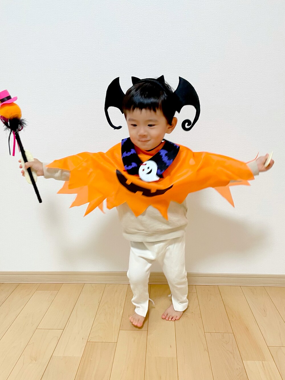 「wearhalloween2021、キッズファッション、男の子コーデ、カボチャコーデ🎃、ハロウィンコーデ、ハロウィン 仮装、ハロウィンカラー、むすこーで、2歳」｜「UNIQLOのBABY レギンス（リブ・スリット・9分丈）（その他ベビー用品、ホワイト系）」を使った、soracyoさん（キッズ・80cm）の秋コーディネートの4枚目の写真