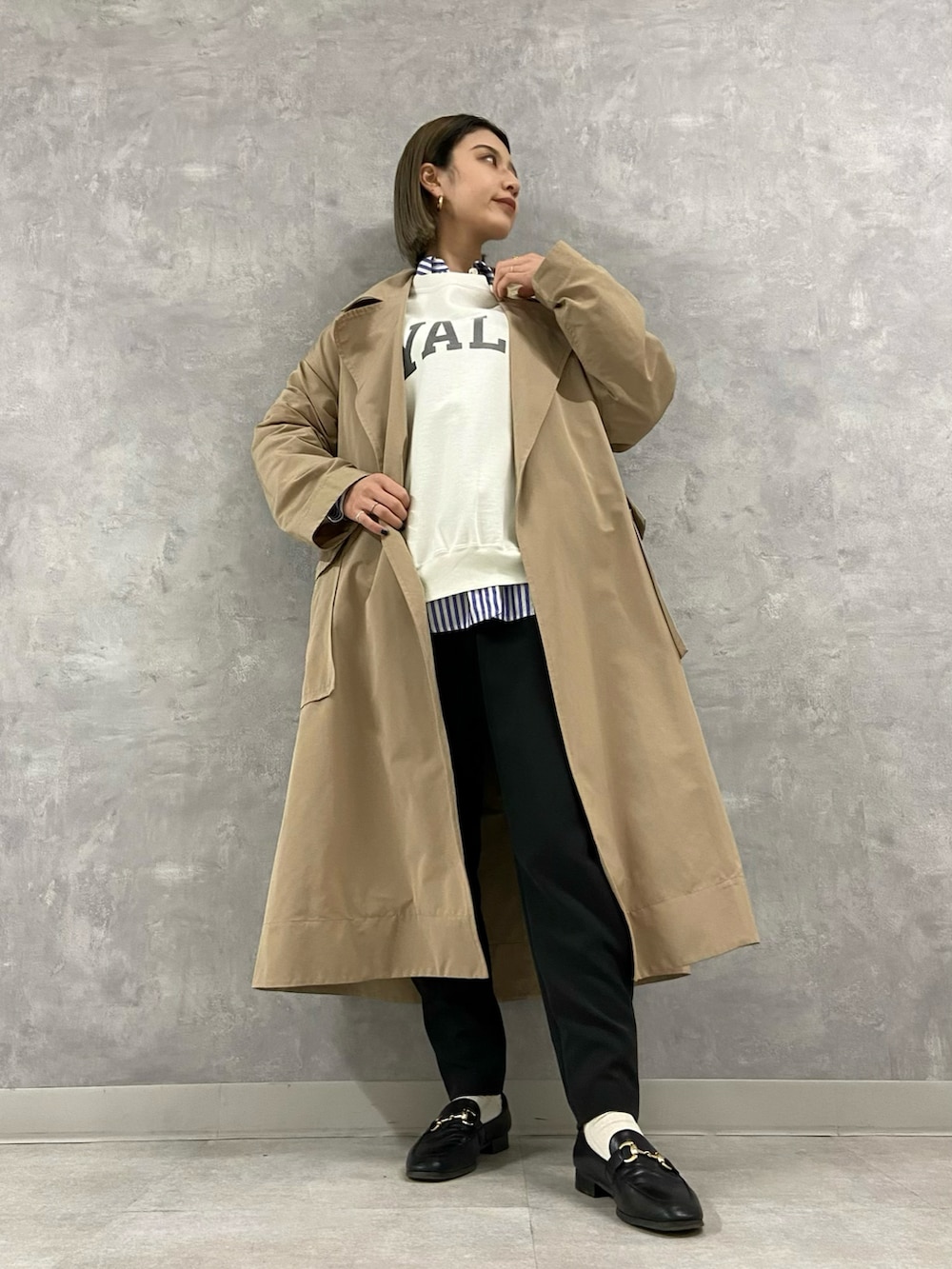 ホワイト系のスウェット、ブラック系のその他パンツ、ブラック系のローファーを着用したレディースの冬コーディネートの2枚目の写真