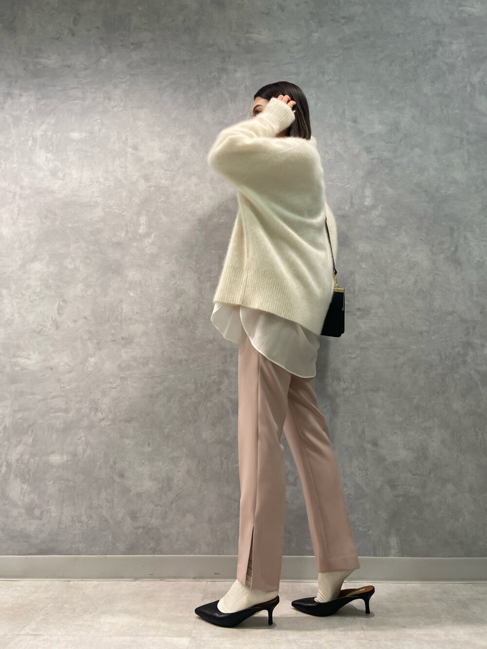 ピンク系のその他パンツ、ブラック系のパンプス、ブラック系のショルダーバッグを着用したレディースの秋コーディネートの3枚目の写真