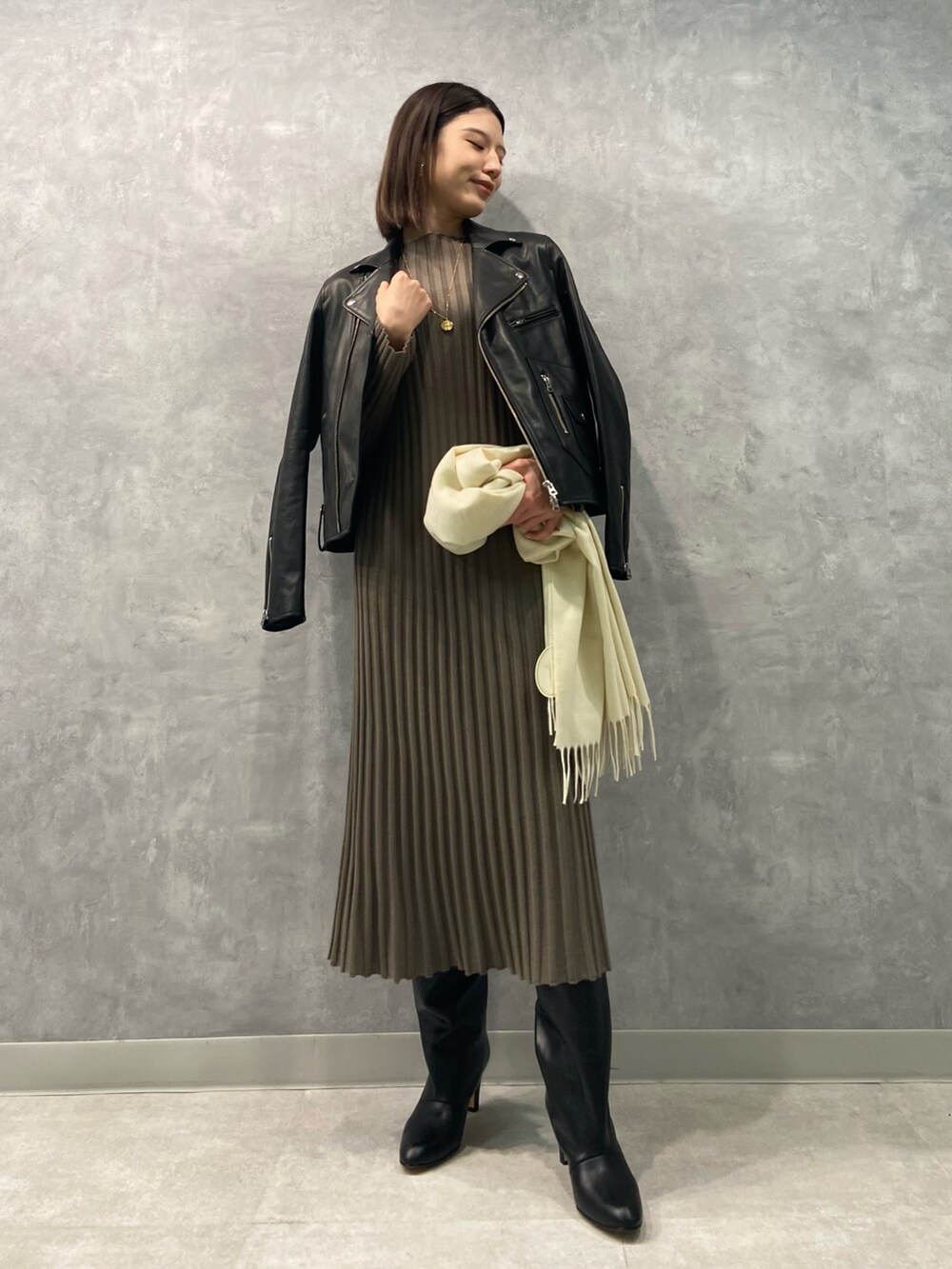 「リブワンピース、リブニットワンピ、ロングブーツ、ライダースジャケット、カシミアストール、レザージャケット、マリハ、MARIHA、休日スタイル、秋コーデ」｜「Rouge vifのリブニットワンピース（ワンピース、グレー系）」を使った、AMIさん（レディース・163cm）の秋コーディネートの2枚目の写真