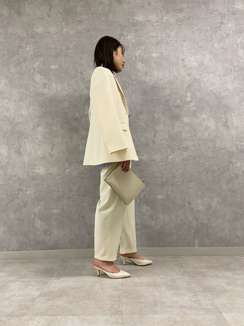 ホワイト系のその他パンツ、ホワイト系のテーラードジャケット、ブルー系のシャツ/ブラウスを着用したレディースの冬コーディネートの2枚目の写真