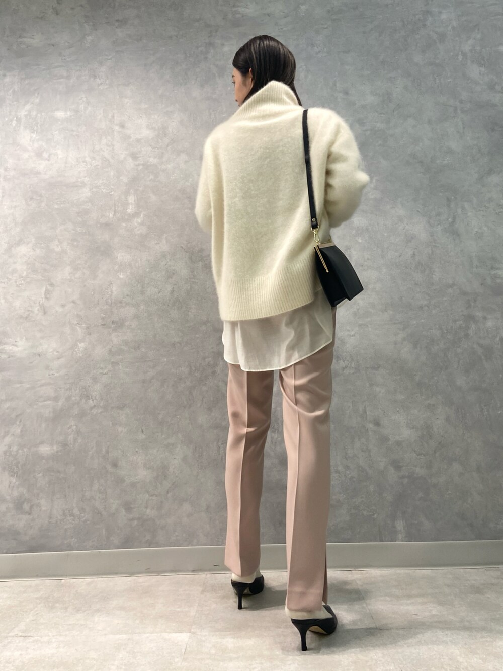 ピンク系のその他パンツ、ブラック系のパンプス、ブラック系のショルダーバッグを着用したレディースの秋コーディネートの2枚目の写真