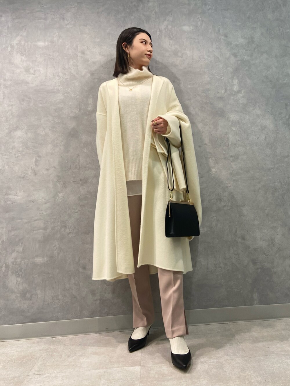 「ホワイトコーデ、カラーパンツ、ピンクパンツ、サイドスリット、がまぐちバック、ラクーンニット、タートルネックニット、ホワイトニット、レイヤードスタイル、冬のホワイトコーデ、リバーコート、マフラー付きコート」｜「Rouge vifの【AULENTTI】スクエアショルダーバッグ（ショルダーバッグ、ブラック系）」を使った、AMIさん（レディース・163cm）の秋コーディネートの2枚目の写真