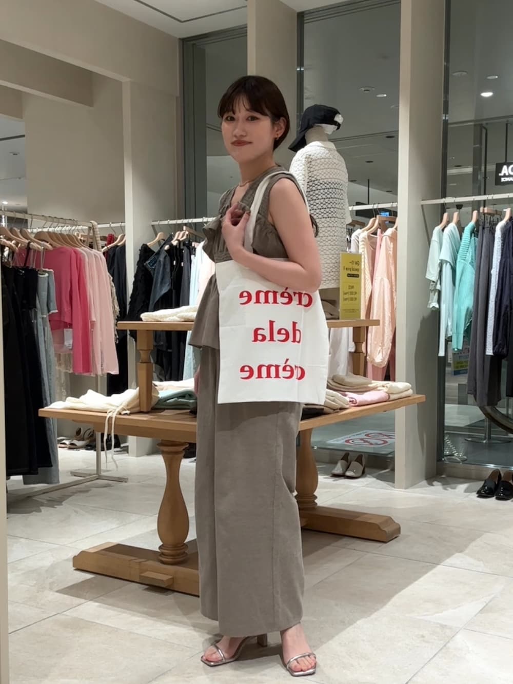 「オールインワン、サンダル、シンプルスタイル、夏ファッション、ラクチンコーデ、カジュアルスタイル、パンツコーデ、おしゃれさんと繋がりたい、夏、大人可愛い、ノースリーブ、骨格ストレート、ベージュコーデ、ストラップサンダル、夏コーデ」｜「mysticのストラップヒールサンダル（サンダル、シルバー系）」を使った、ayakaさん（レディース・164cm）の夏コーディネートの2枚目の写真