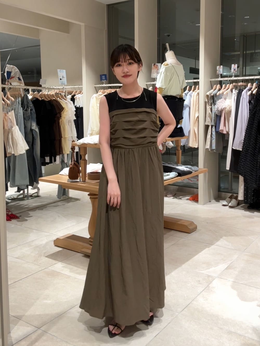 ブラウン系のワンピースを着用したレディースの夏コーディネートの2枚目の写真