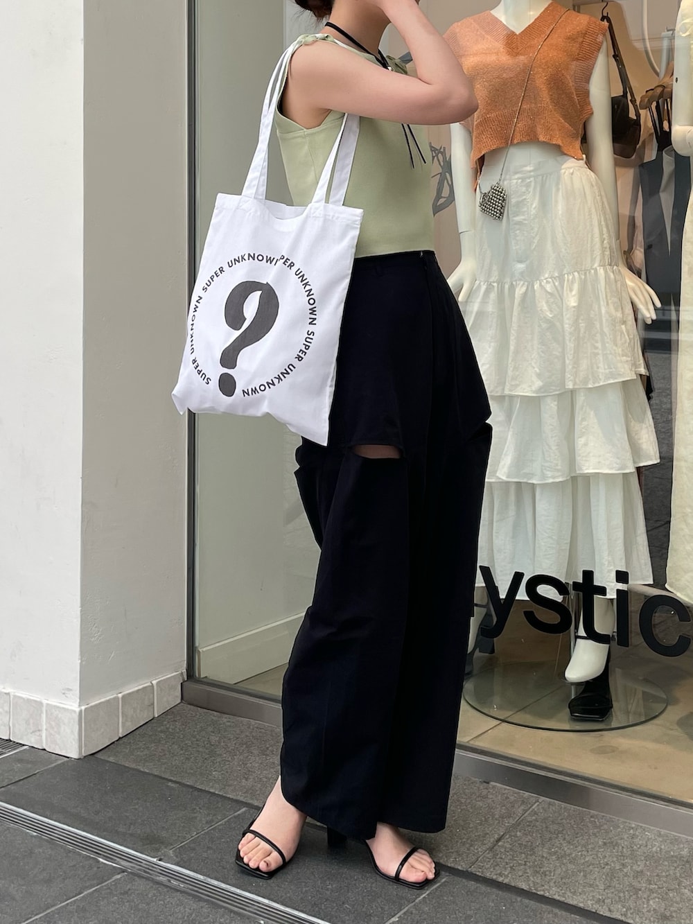 「きれいめカジュアル、オトナカジュアル、夏ファッション、カラーコーデ、ootd、キレイめ、高身長女子、高身長コーデ、グリーン、サイドスリット、レイヤードスタイル、レイヤード、夏コーデ、ノースリーブ、ノースリーブニット」｜「mysticのストラップヒールサンダル（サンダル、ブラック系）」を使った、ayakaさん（レディース・164cm）の夏コーディネートの3枚目の写真