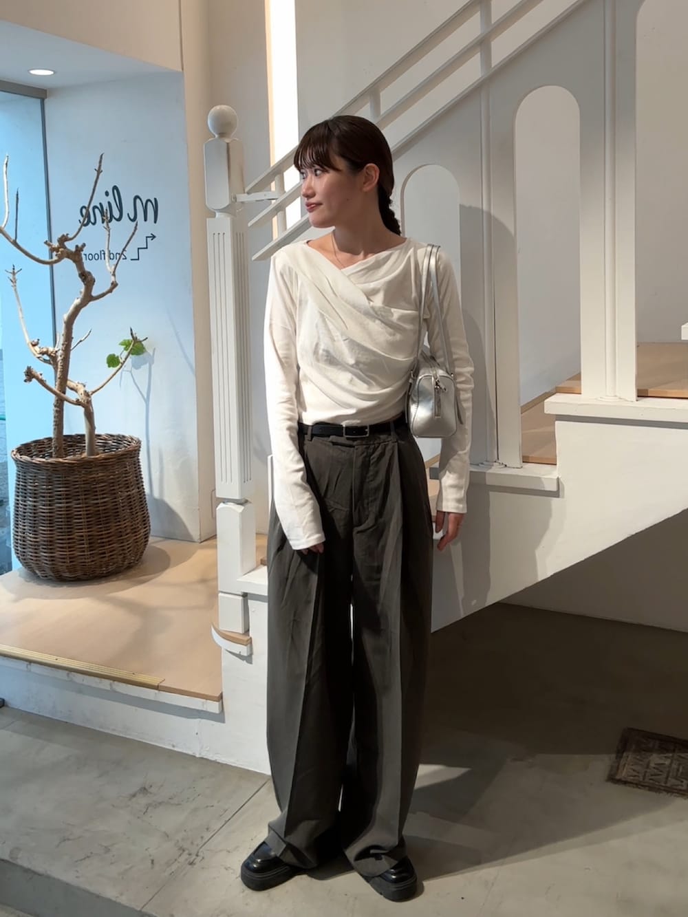 「春めき満開コーデ、オフショル、オフショルトップス、Tシャツ、ストライプ、ストライプパンツ、グレー、グレーパンツ、ローファー、大人カジュアル、大人コーデ、大人女子、きれいめカジュアル、骨格ストレート、mystic」｜「mysticのオフショルロングTシャツ（Tシャツ/カットソー、ホワイト系）」を使った、ayakaさん（レディース・164cm）の春コーディネートの3枚目の写真