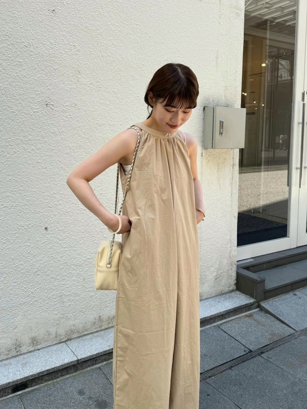 「秋コーデ、オールインワン、大人女子、シンプルスタイル、秋、大人ファッション、秋カラー、休日スタイル、オケージョン、オケージョンスタイル、ディナー、ベージュ、ベージュコーデ、淡色コーデ、淡色女子」｜「mysticのチュールバックストラップサンダル（サンダル、ベージュ系）」を使った、ayakaさん（レディース・164cm）の秋コーディネートの3枚目の写真