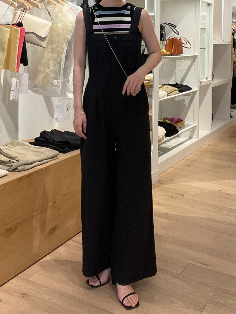「ネオンカラー、タンクトップ、ノースリーブ、ノースリーブニット、サロペット、サロペットコーデ、ブラック、ブラックコーデ、カジュアル、カジュアルコーデ、カジュアルスタイル、骨格ストレート、高身長女子、高身長コーデ、mystic」｜「mysticのストラップヒールサンダル（サンダル、ブラック系）」を使った、ayakaさん（レディース・164cm）の夏コーディネートの3枚目の写真