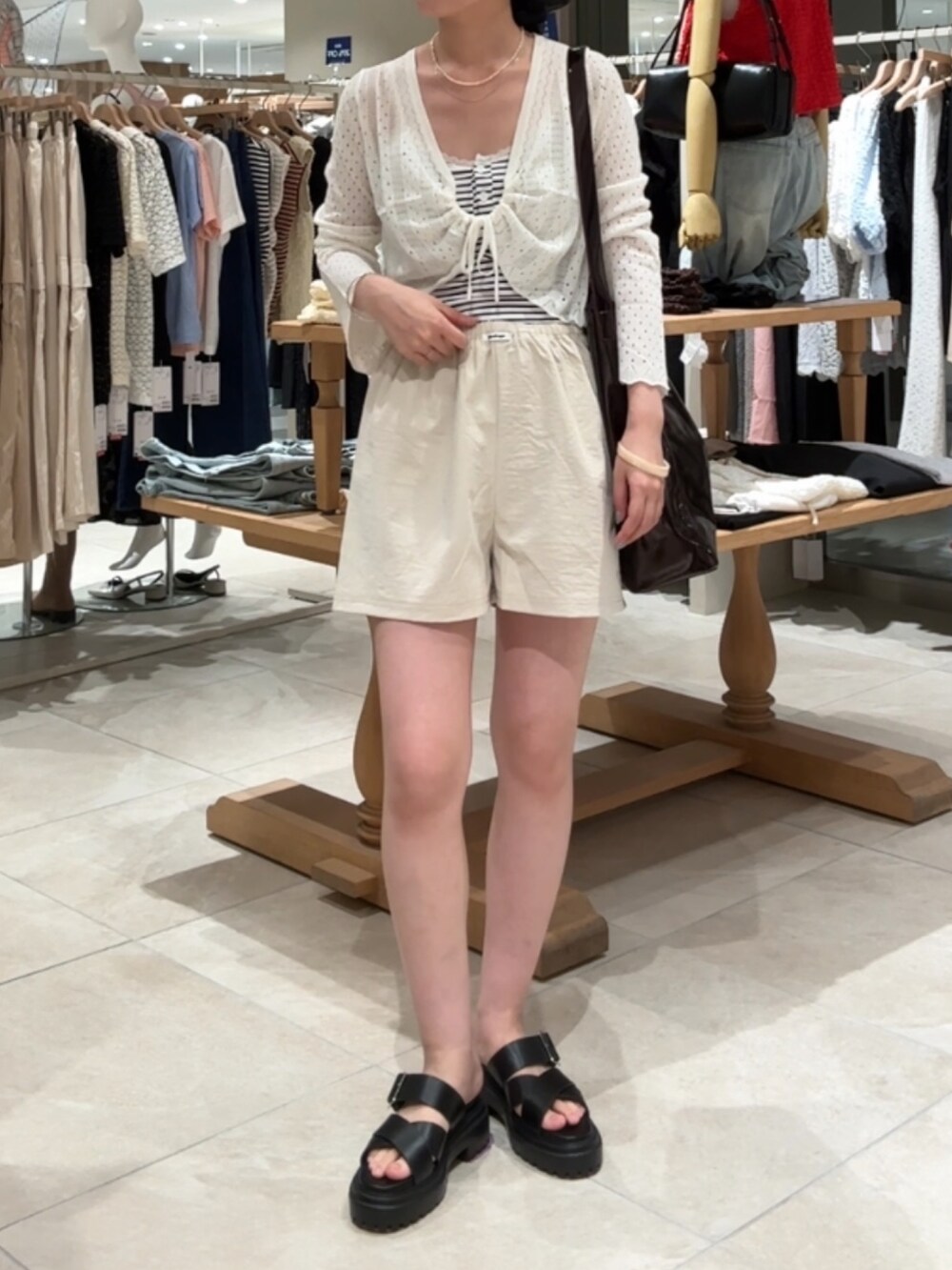 ホワイト系のその他パンツ、ホワイト系のカーディガン/ボレロ、ホワイト系のキャミソールを着用したレディースの夏コーディネートの3枚目の写真