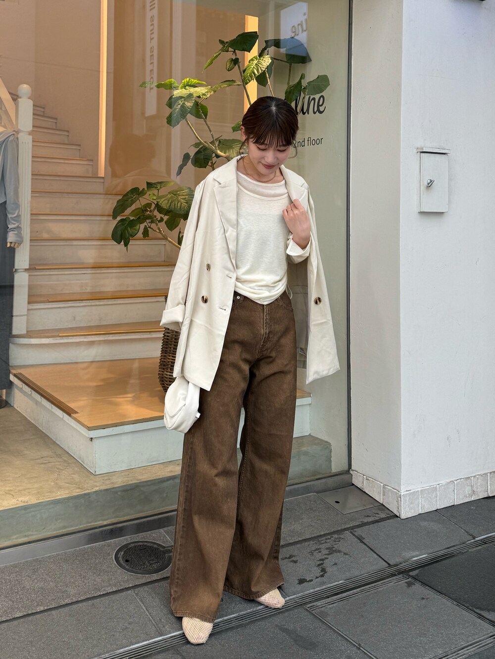 「秋服コーデ、大人女子、大人コーデ、ジャケット、ジャケットスタイル、ジャケットコーデ、ホワイトコーデ、ホワイト、ワントーン、ワントーンコーデ、淡色コーデ、淡色女子、デニム、デニムパンツ、ブラウンパンツ」｜「mysticのシアーキャミSETプルオーバー（Tシャツ/カットソー、ホワイト系）」を使った、ayakaさん（レディース・164cm）の秋コーディネートの2枚目の写真