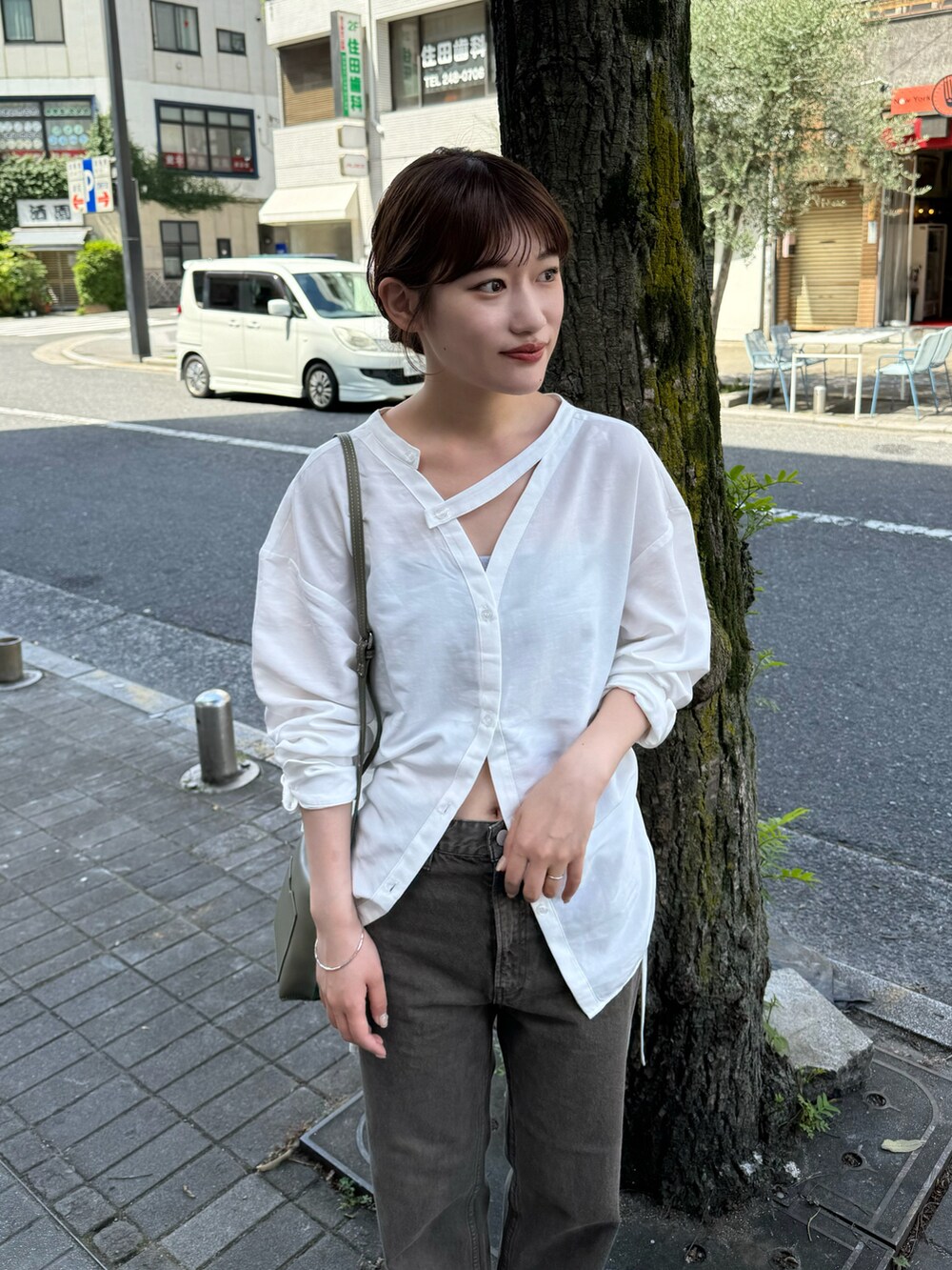 「秋っぽコーデ更新中、レイヤードスタイル、シャツスタイル、シャツ、シャツコーデ、デニム、デニムパンツ、デニムコーデ、ブラウン、ブラウンパンツ、大人カジュアル、大人コーデ、高身長女子、高身長コーデ、骨格ストレート」｜「mysticの【3色展開】ストラップフラットサンダル（サンダル、ブラック系）」を使った、ayakaさん（レディース・164cm）の秋コーディネートの2枚目の写真