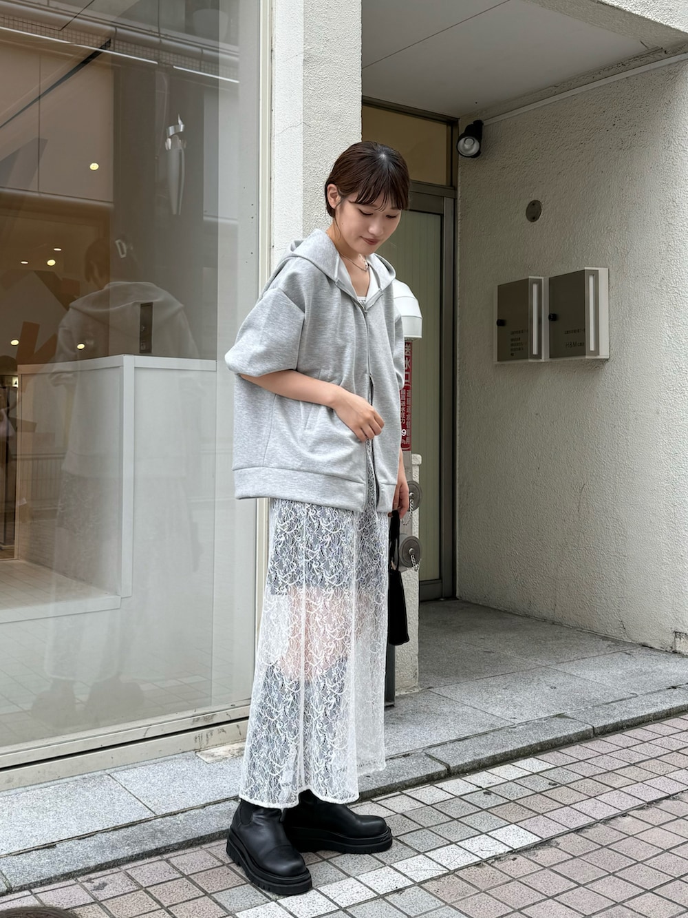 「レイヤードスタイル、レイヤード、レイヤードコーデ、レースワンピース、ワンピース、パーカー、パーカーコーデ、グレー、グレーのパーカー、グレーパーカー、高身長女子、高身長コーデ、骨格ストレート、ロングブーツ、秋冬コーデ」｜「mysticのポンチパーカー（パーカー、グレー系）」を使った、ayakaさん（レディース・164cm）の冬コーディネートの2枚目の写真
