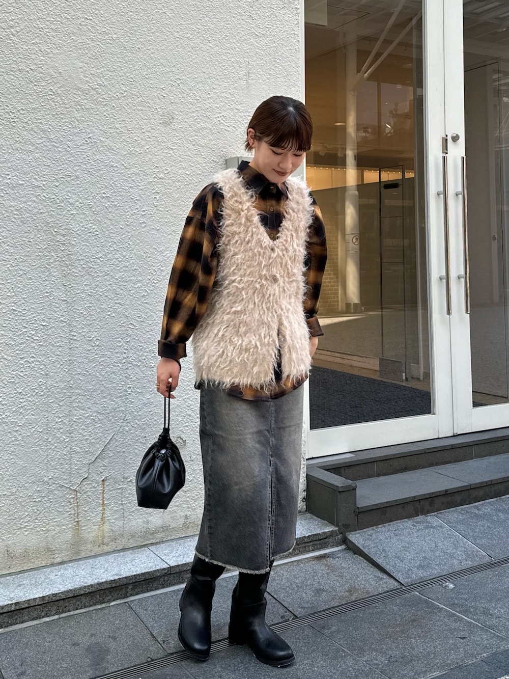 「ブラウン、チェック、チェックシャツ、ベスト、ベスト×シャツ、ベストコーデ、シャギーニット、ミディ丈スカート、デニムスカート、ミディ丈、ロングブーツ、レイヤードスタイル、レイヤード、秋コーデ、秋冬コーデ」｜「mysticのチェックシャツ（シャツ/ブラウス、オレンジ系）」を使った、ayakaさん（レディース・164cm）の秋コーディネートの2枚目の写真