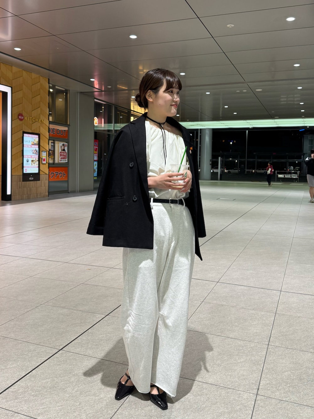 「バルーン、バルーンシルエット、ブラウス、ブラウスコーデ、スウェット、スウェットパンツ、スウェットコーデ、大人カジュアル、きれいめカジュアル、パンプス、モノトーン、モノトーンコーデ、ジャケット、ジャケットスタイル、春コーデ」｜「mysticのバルーンブラウス（シャツ/ブラウス、ホワイト系）」を使った、ayakaさん（レディース・164cm）の春コーディネートの3枚目の写真