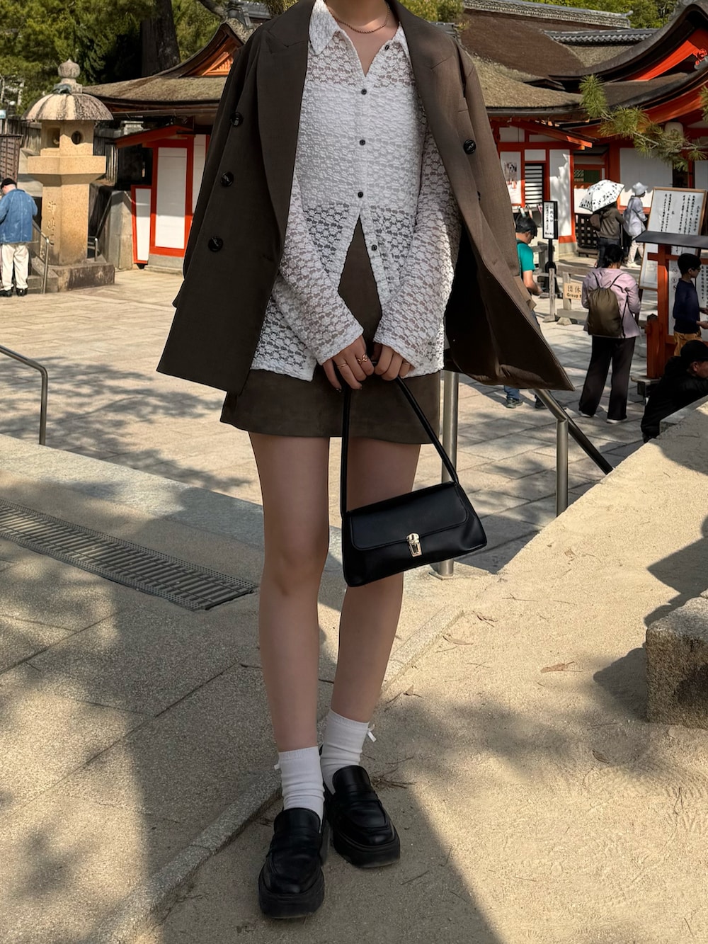 「ミニスカート、ミニ、レース、レーストップス、レースアイテム、ジャケット、ジャケットスタイル、ワントーン、ワントーンコーデ、ローファー、ローファー×靴下、春コーデ、春、骨格ストレート、高身長女子」｜「mysticの襟付きレースカーディガン（Tシャツ/カットソー、ホワイト系）」を使った、ayakaさん（レディース・164cm）の夏コーディネートの3枚目の写真
